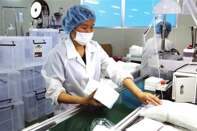 工人趕制防護口罩 無紡布口罩的生產一線